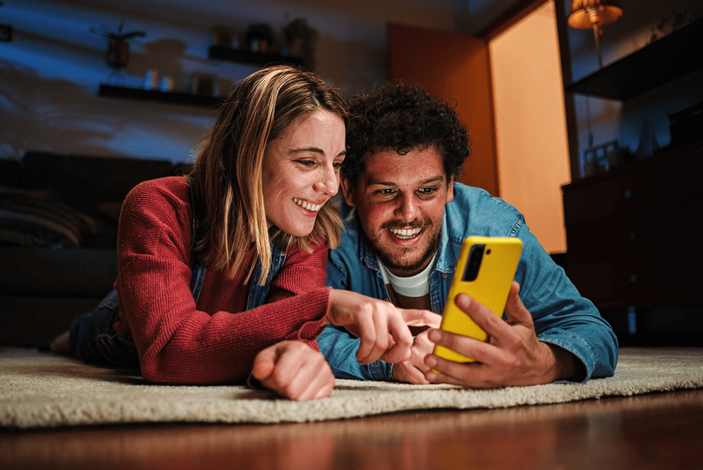 couple heureux devant son mobile